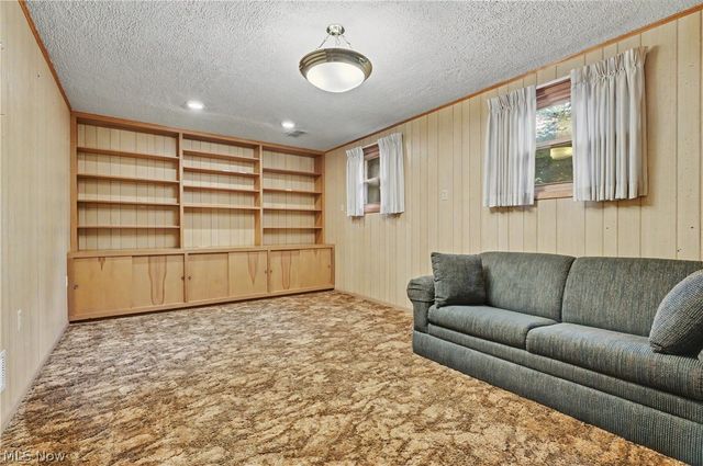 7436 Sugartree Drive, Youngstown, OH 44512