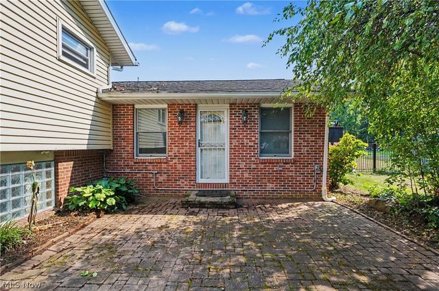 7436 Sugartree Drive, Youngstown, OH 44512