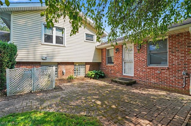 7436 Sugartree Drive, Youngstown, OH 44512