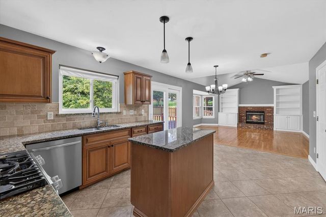 654 Summer Top Circle, Fenton, MO 63026