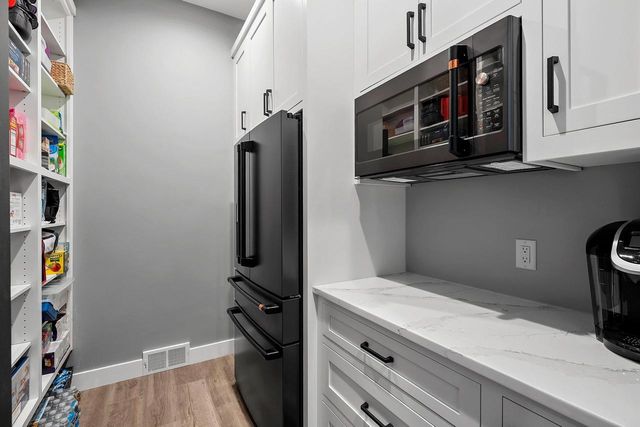 2011 LABYRINTH LANE, De Pere, WI 54115