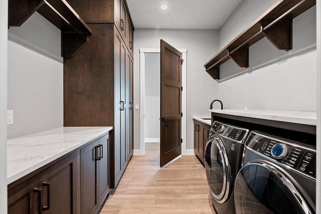 2011 LABYRINTH LANE, De Pere, WI 54115