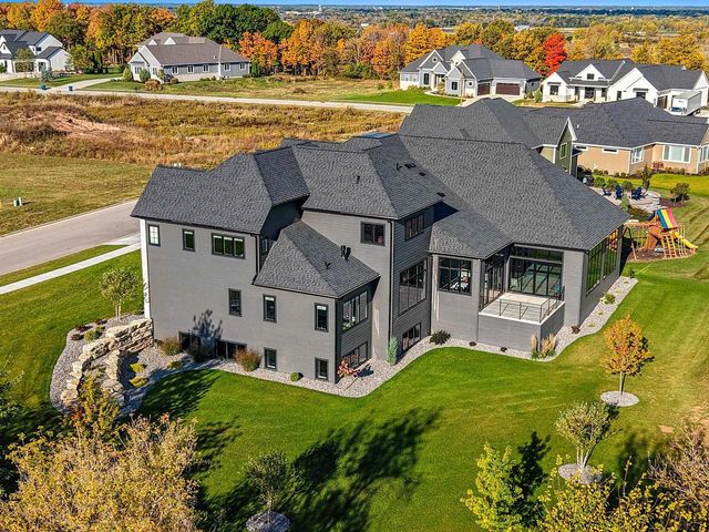 2011 LABYRINTH LANE, De Pere, WI 54115