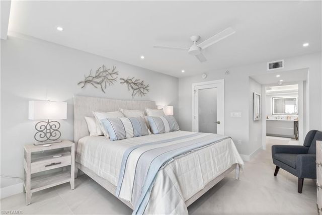 21 Bluebill Ave Apt 302, Naples, FL 34108