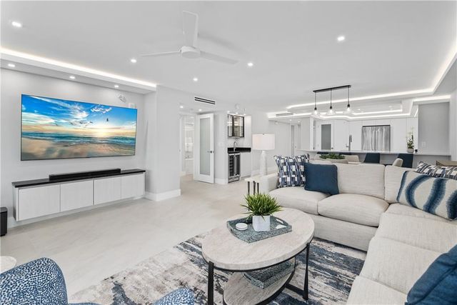 21 Bluebill Ave Apt 302, Naples, FL 34108