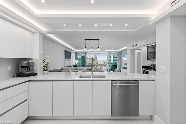 21 Bluebill Ave Apt 302, Naples, FL 34108