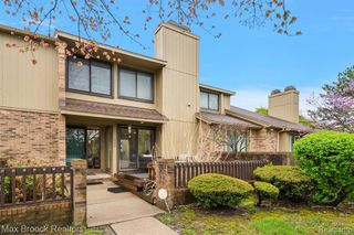 1592 S Hill Circle, Bloomfield Hills, MI 48304