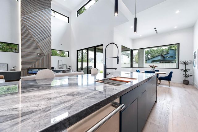 207 W 33rd Street, Houston, TX 77018