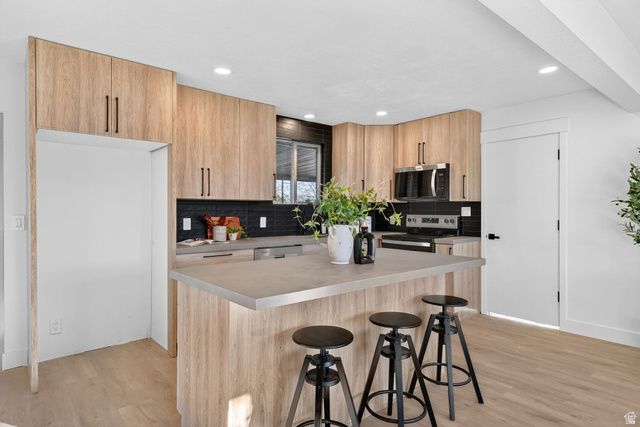 6869 S LARABROOK WAY, West Jordan, UT 84084