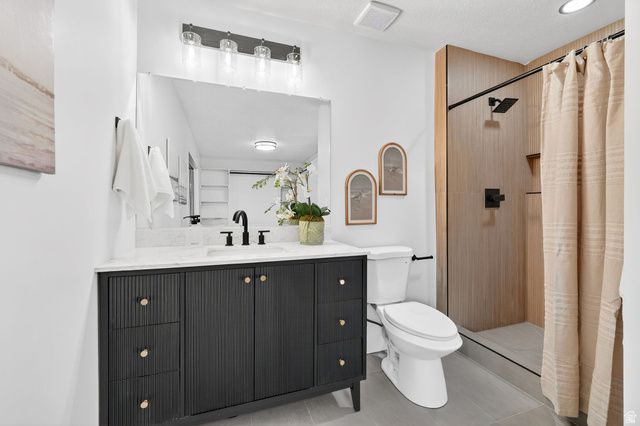 6869 S LARABROOK WAY, West Jordan, UT 84084