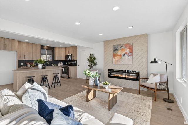 6869 S LARABROOK WAY, West Jordan, UT 84084