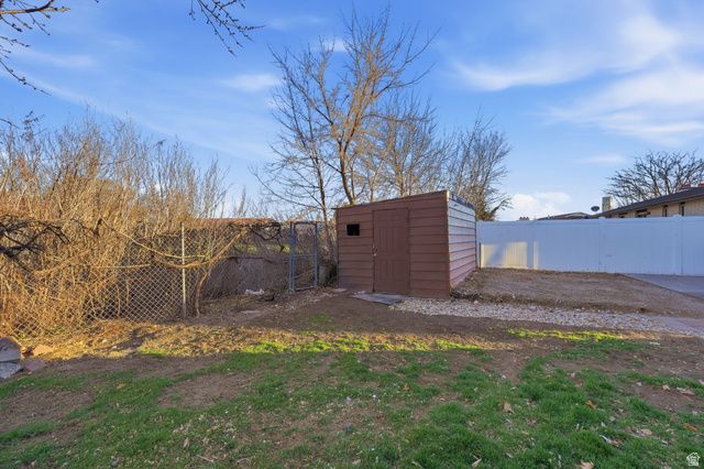 6869 S LARABROOK WAY, West Jordan, UT 84084