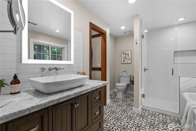 2422 126th Avenue NE, Bellevue, WA 98005