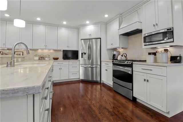 6330 Kennett Place, Mission, KS 66202