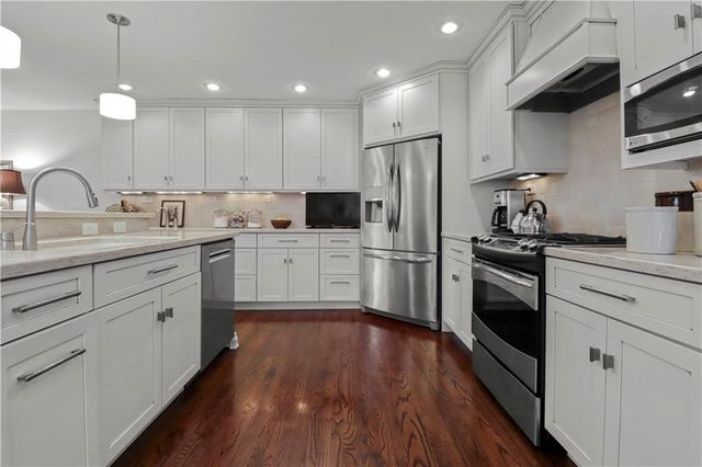 6330 Kennett Place, Mission, KS 66202