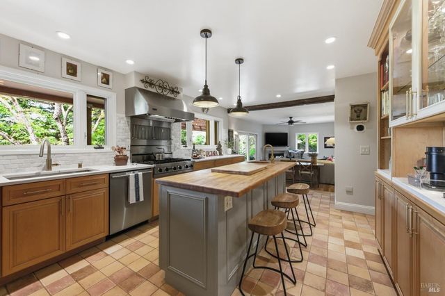 1167 Stanford Ct, Napa, CA 94558