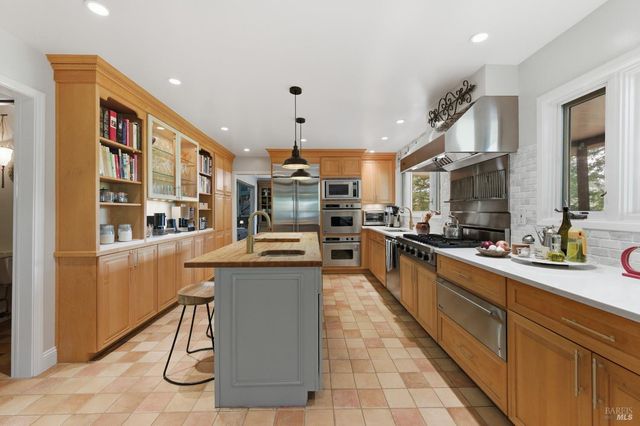 1167 Stanford Ct, Napa, CA 94558