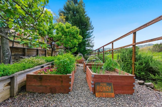 1167 Stanford Ct, Napa, CA 94558