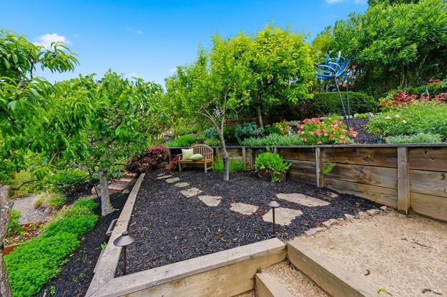 1167 Stanford Ct, Napa, CA 94558