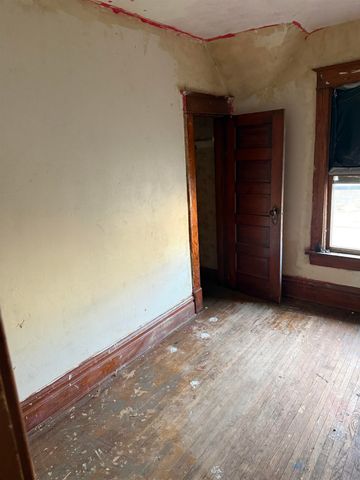 435 Conger St, Waterloo, IA 50703