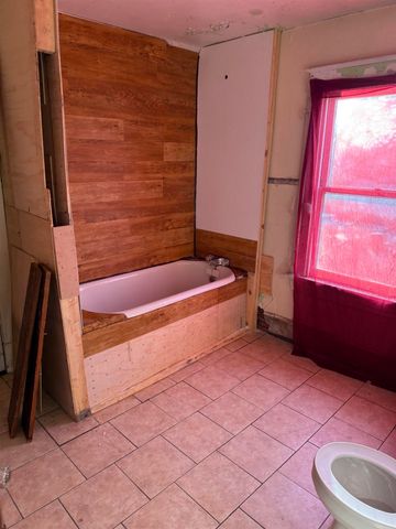 435 Conger St, Waterloo, IA 50703