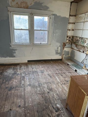 435 Conger St, Waterloo, IA 50703