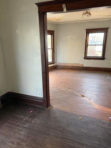 435 Conger St, Waterloo, IA 50703