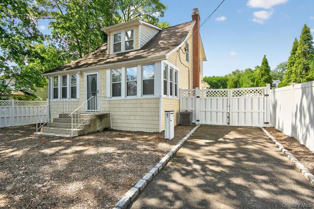 87 8th Avenue, Huntington Station, NY 11746