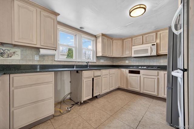 87 8th Avenue, Huntington Station, NY 11746