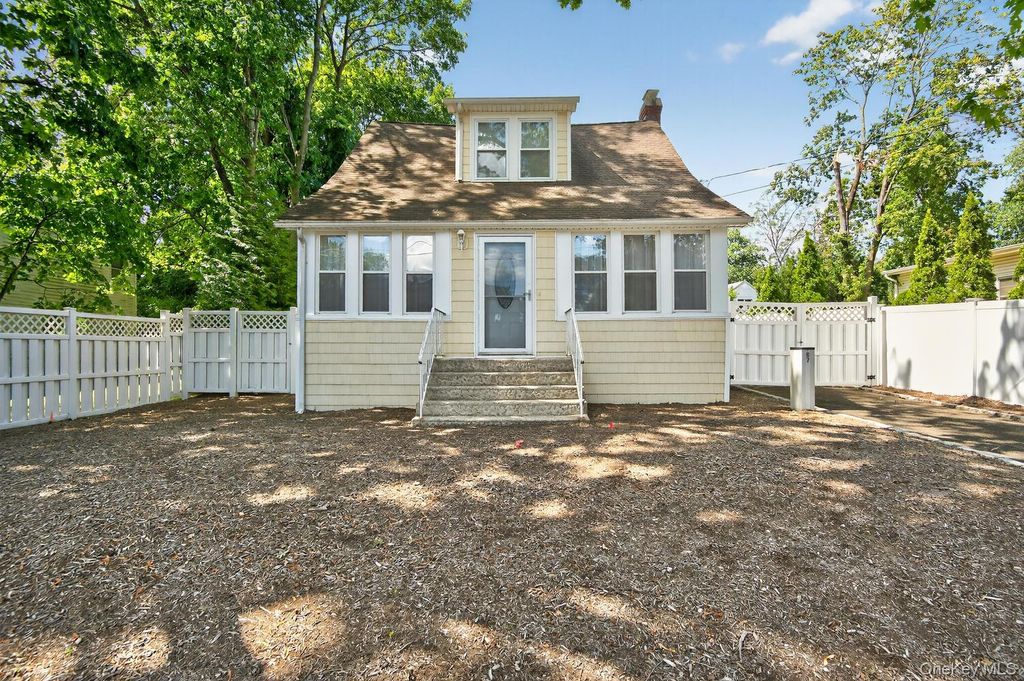 87 8th Avenue, Huntington Station, NY 11746