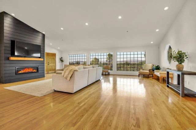 21245 OLD OAK RD, Alpine, CA 91901