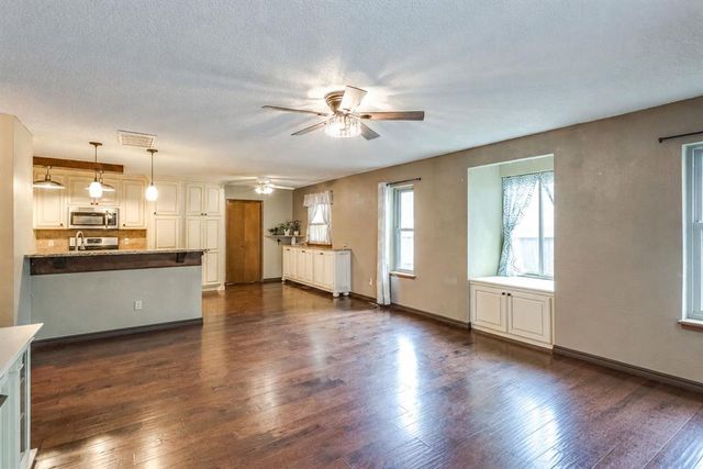 817 SE 9th Street, Moore, OK 73160