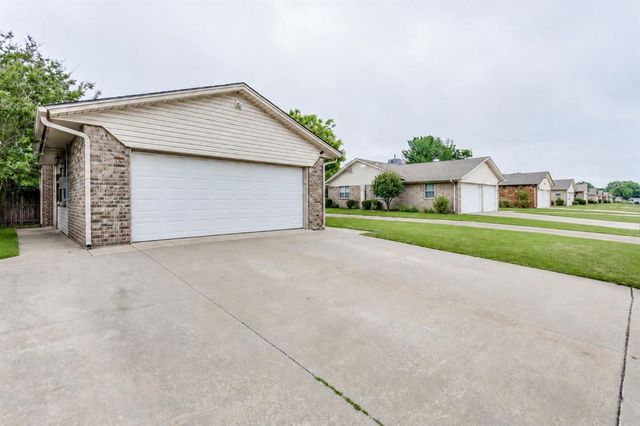817 SE 9th Street, Moore, OK 73160