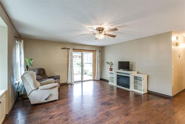 817 SE 9th Street, Moore, OK 73160
