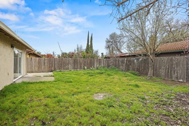 1127 Castle Oaks Dr, Stockton, CA 95210