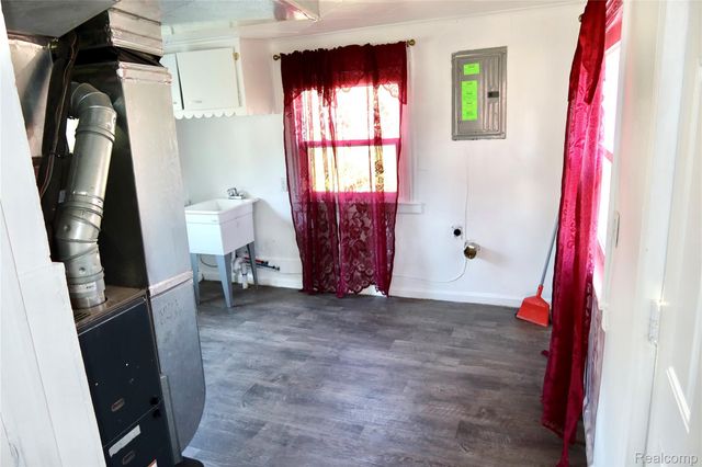 24100 Berry Avenue, Warren, MI 48089