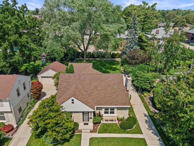 8338 Jackson Park BOULEVARD, Wauwatosa, WI 53213