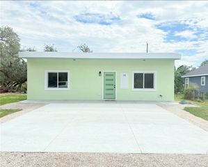 18 Poolside Loop, Rockport, TX 78382