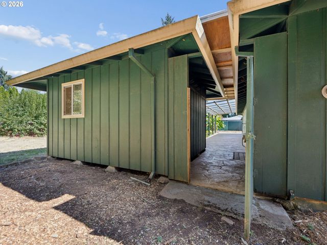 16423 S HENRICI Rd, Oregon City, OR 97045