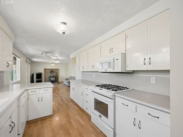 16423 S HENRICI Rd, Oregon City, OR 97045