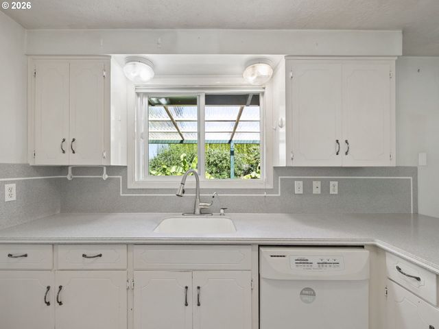16423 S HENRICI Rd, Oregon City, OR 97045