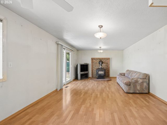 16423 S HENRICI Rd, Oregon City, OR 97045