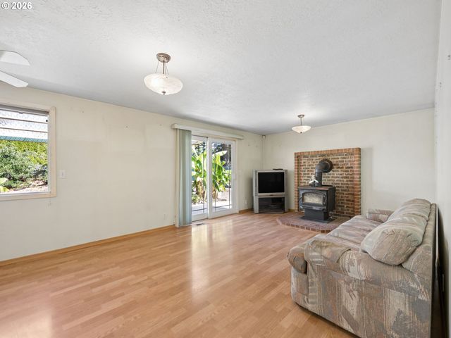 16423 S HENRICI Rd, Oregon City, OR 97045