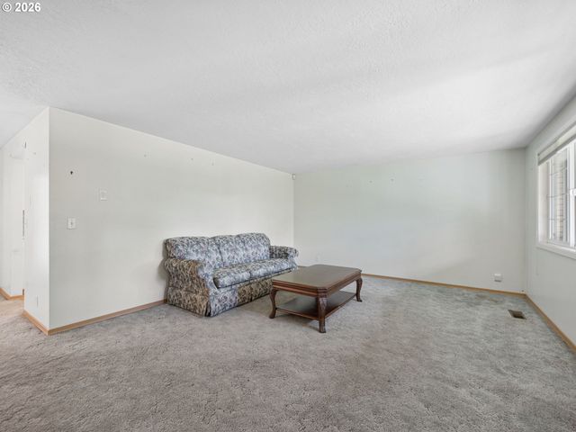 16423 S HENRICI Rd, Oregon City, OR 97045