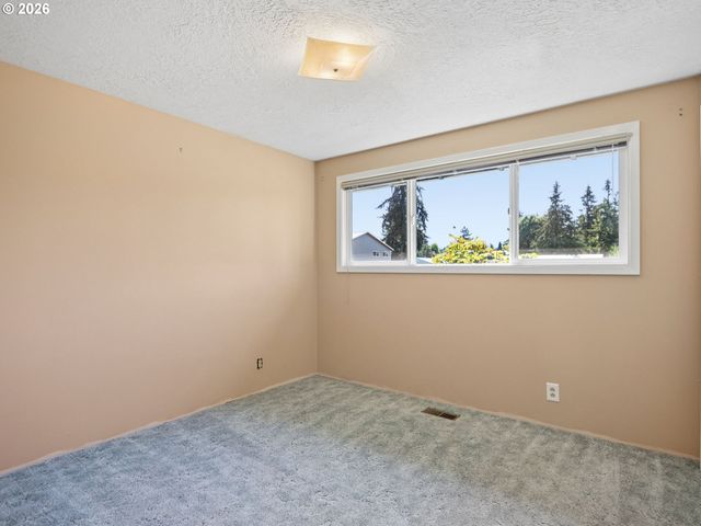 16423 S HENRICI Rd, Oregon City, OR 97045