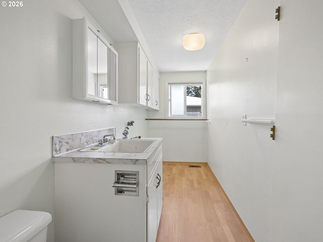 16423 S HENRICI Rd, Oregon City, OR 97045