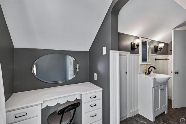 510 SW Merriam CT, Topeka, KS 66611