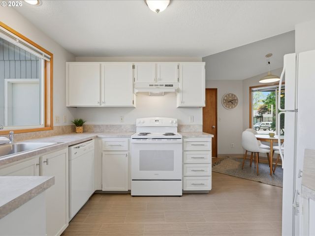 601 E OXFORD St, Newberg, OR 97132