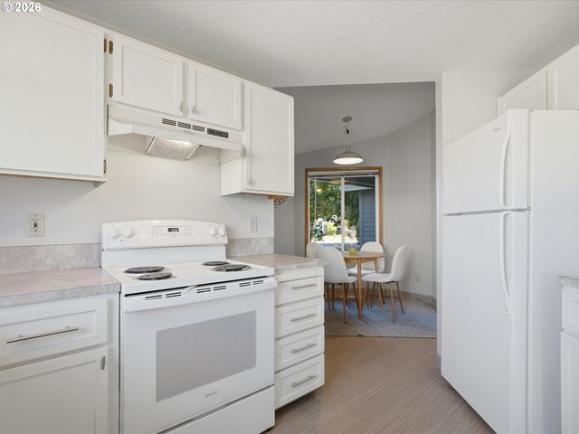 601 E OXFORD St, Newberg, OR 97132