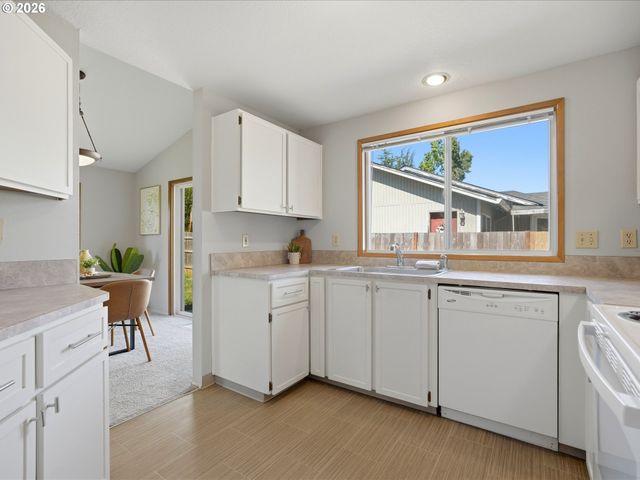 601 E OXFORD St, Newberg, OR 97132